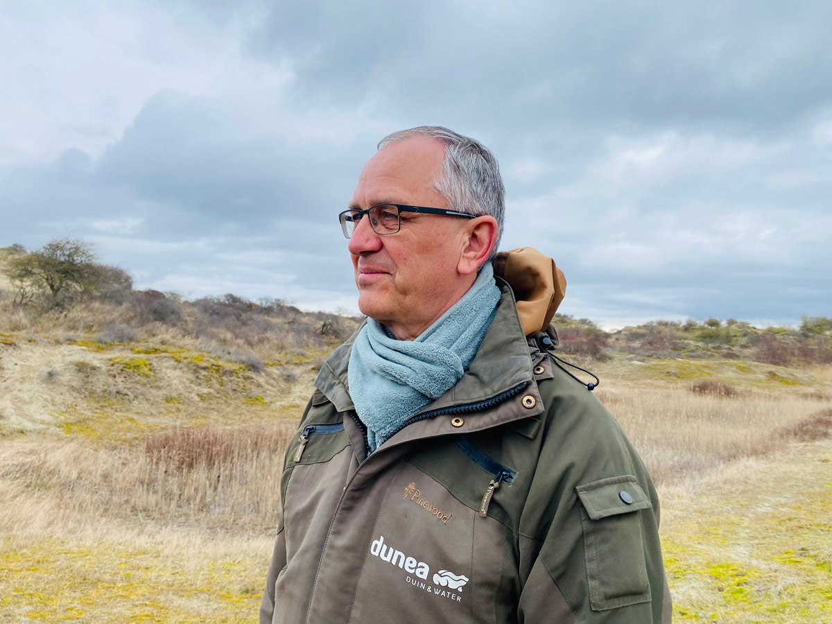 Ecoloog Harrie van der Hagen in de duinen