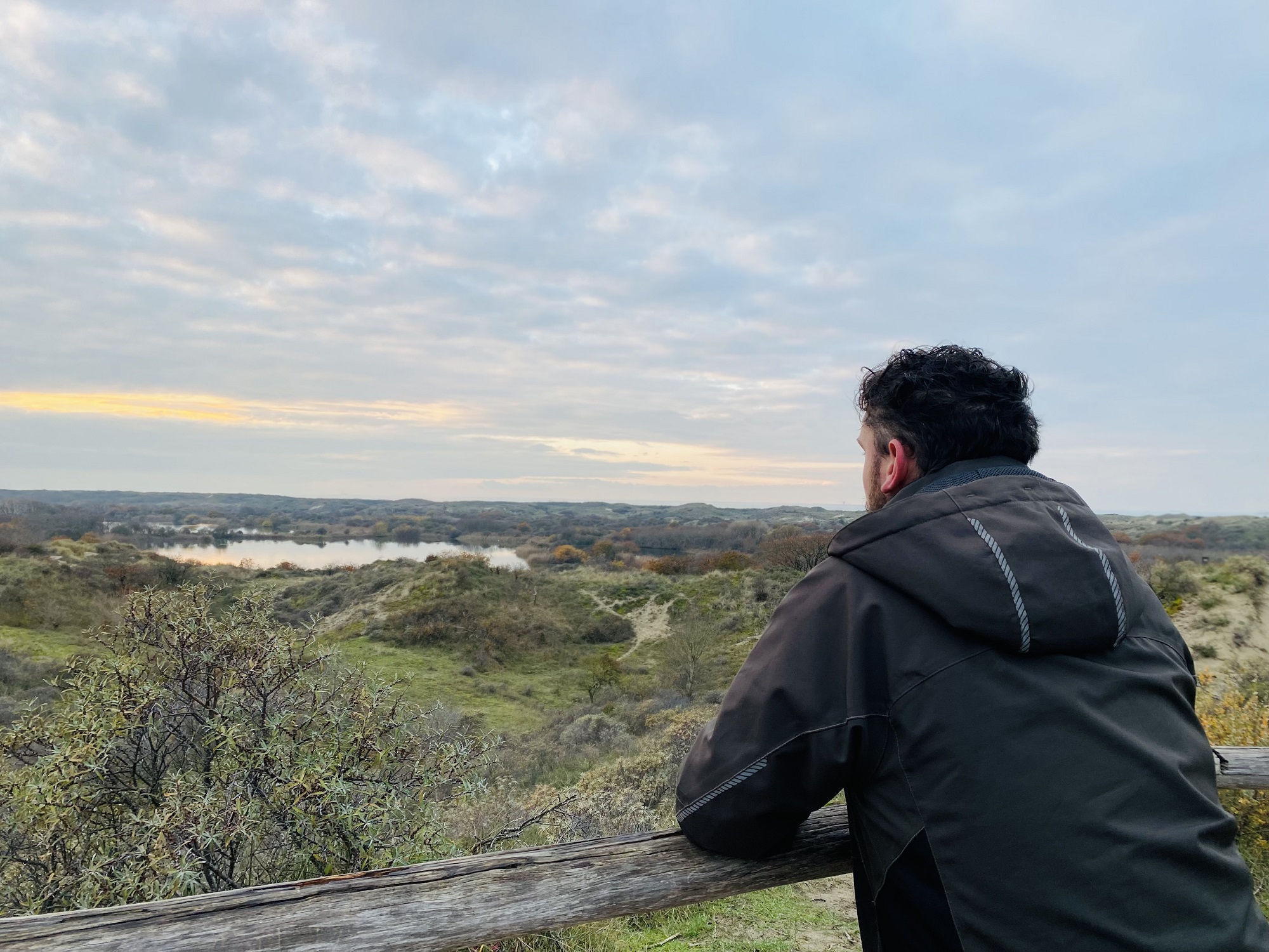 Niels met uitzicht over duinen