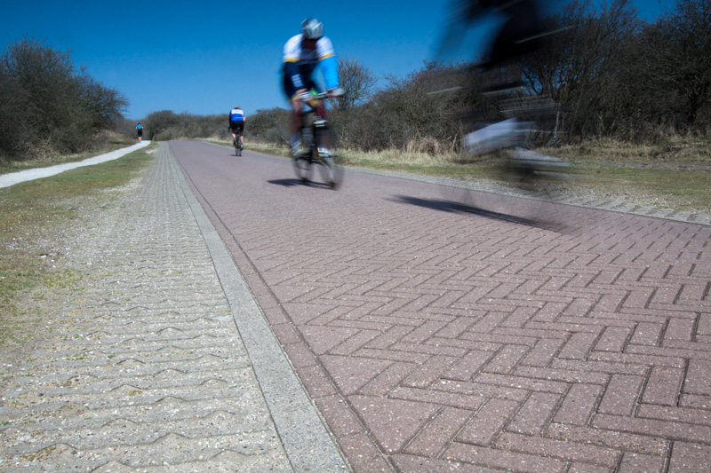 Wielrenners door de duinen