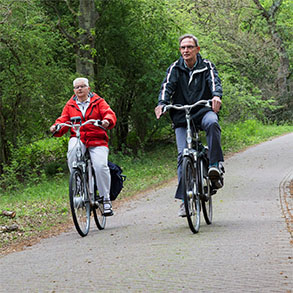 Recreanten fietsen in duinen