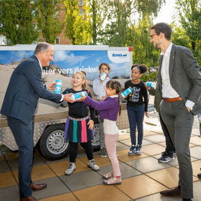 Directeur Dunea deelt bidons uit aan kinderen