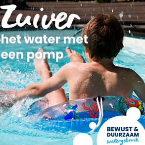 Jongen in zwembad