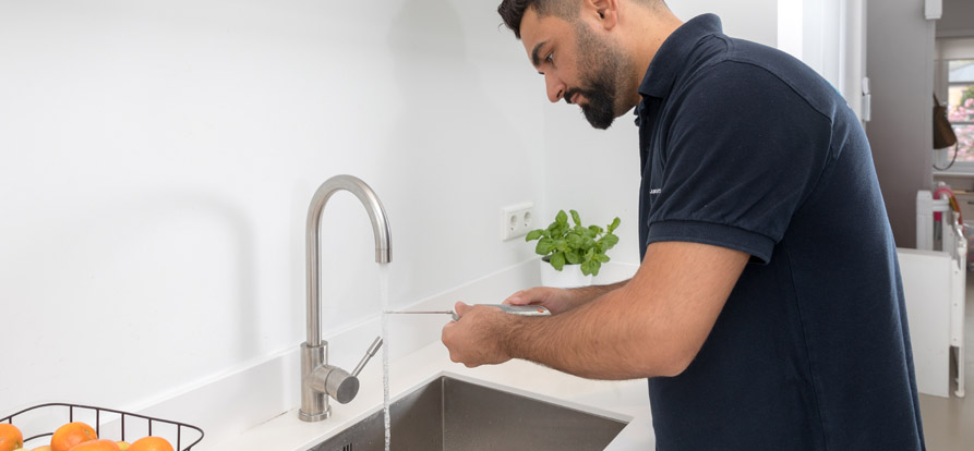 /-/media/images/nieuwsbrieven/december-2020/watercontroleur-aan-kraan-mobiel.jpg