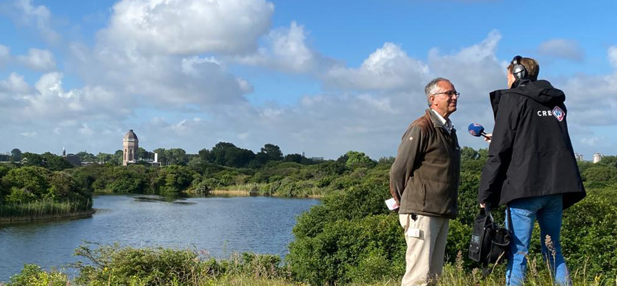 /-/media/images/nieuwsbrieven/juni-2022/collega-in-de-duinen-met-omroep-west-mobile.ashx