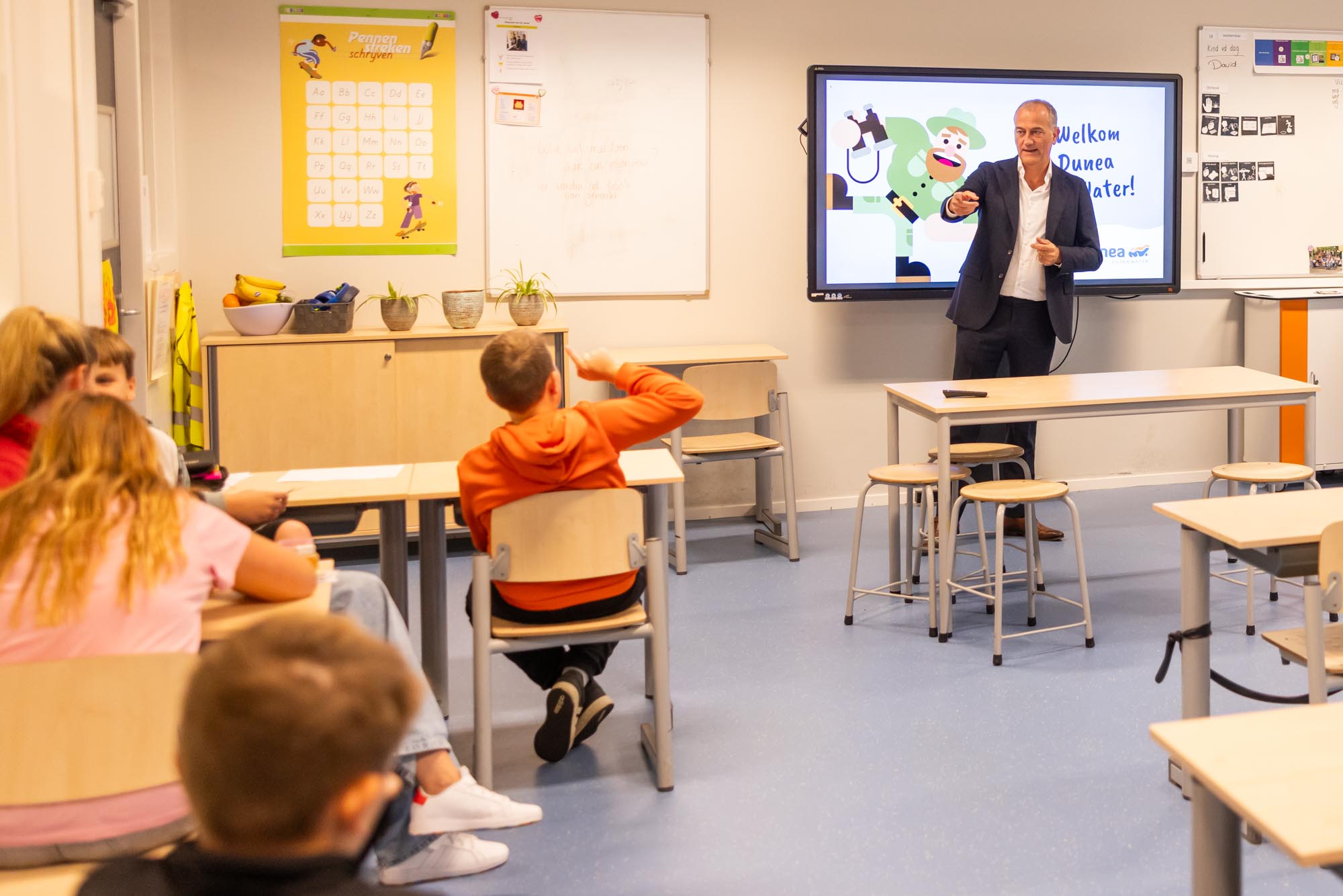 Nationale kraanwaterdag 2025 wethouder Emile Soetendal en directeur Wim Drossaert klas