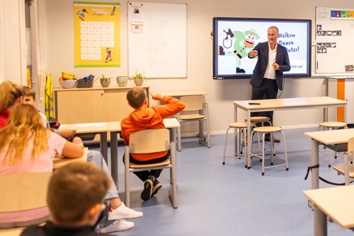 Nationale kraanwaterdag 2025 wethouder Emile Soetendal en directeur Wim Drossaert klas