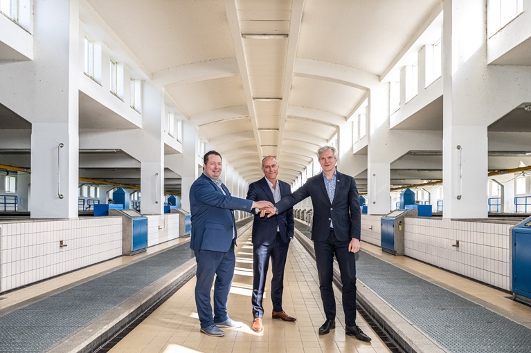 Foto: wethouder Wisja Pannekoek, directeur Dunea, Wim Drossaert en gedeputeerde Berend Potjer bij het pompstation in Bergambacht tijdens het ondertekenen van de samenwerkingsovereenkomst gebiedsontwikkeling Bergambacht