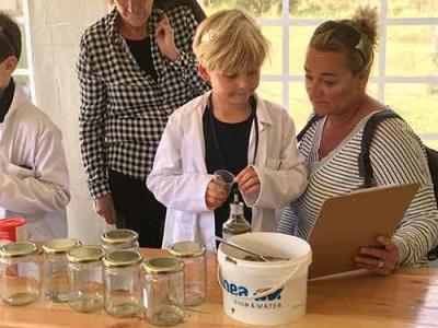 Kind doet proefjes tijdens Expeditie duin en water