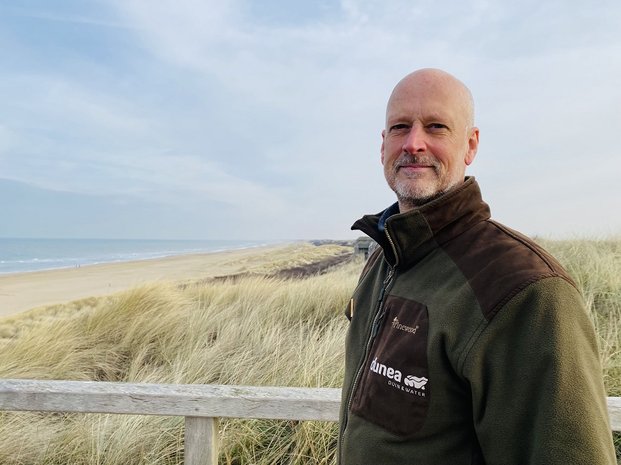 Portret van Maarten Werink in de duinen