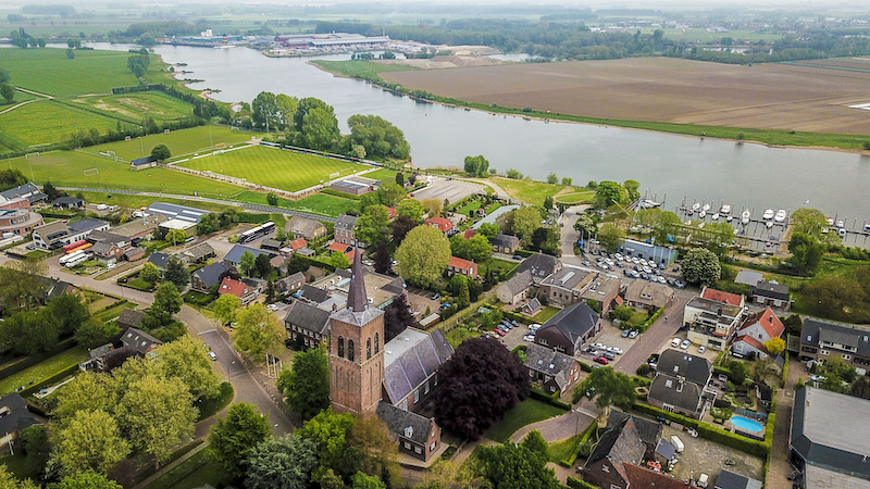 Afbeelding afgedamde Maas en dorp