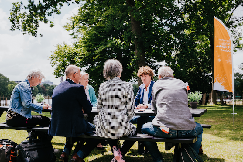 Afbeelding partners werken samen aan tafel