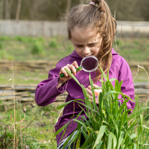 Meisje zoekt naar sporen